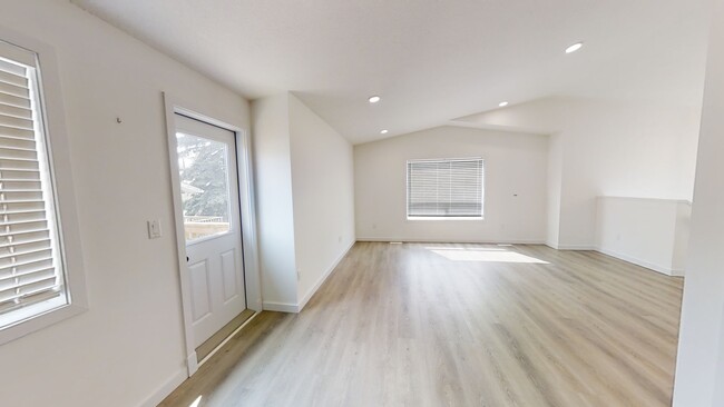 Building Photo - 9604 Hillcrest Dr