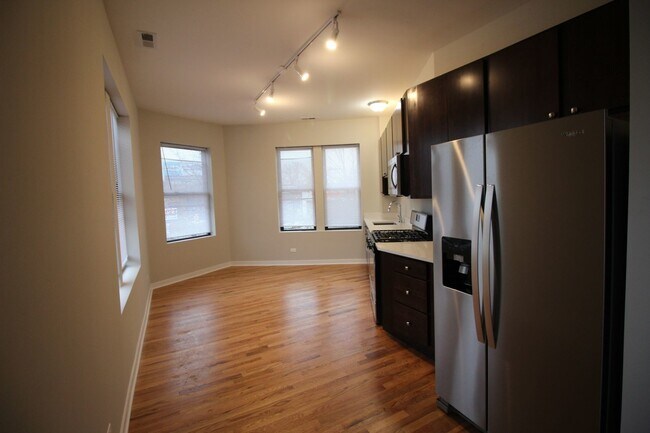 Foto del edificio - 4208 N Milwaukee Ave