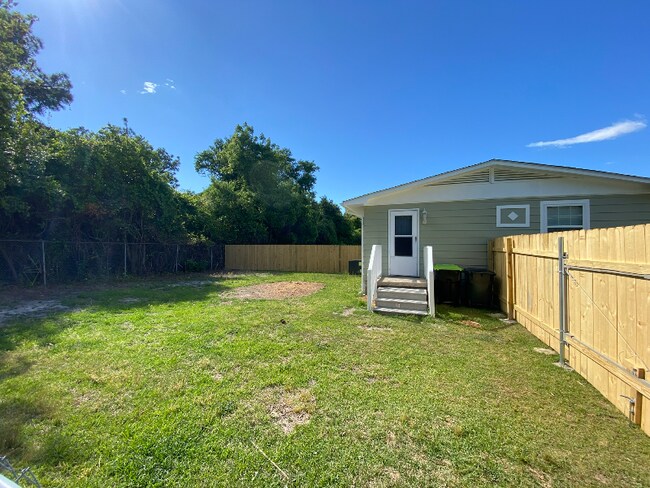 Building Photo - 337 D St