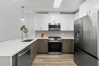 Building Photo - 412 WHITON St