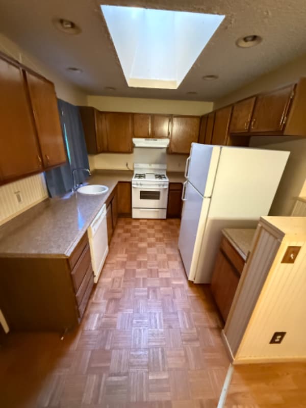 Building Photo - 450 Elm Ave