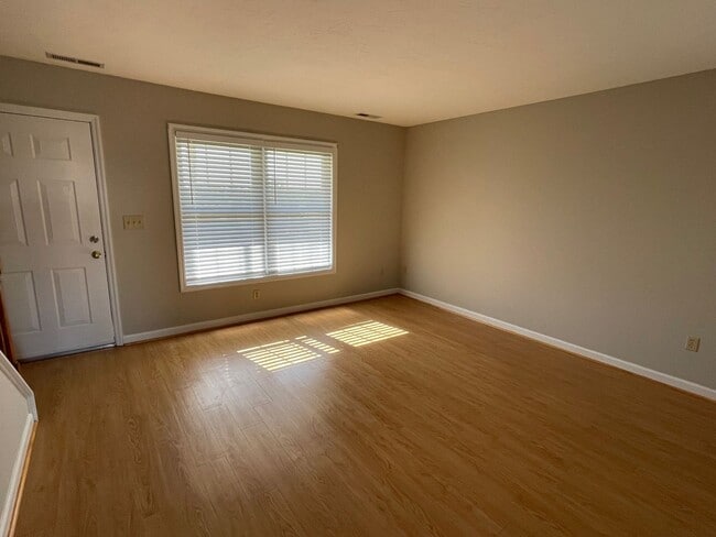 Building Photo - Fresh Two Bedroom Townhouse