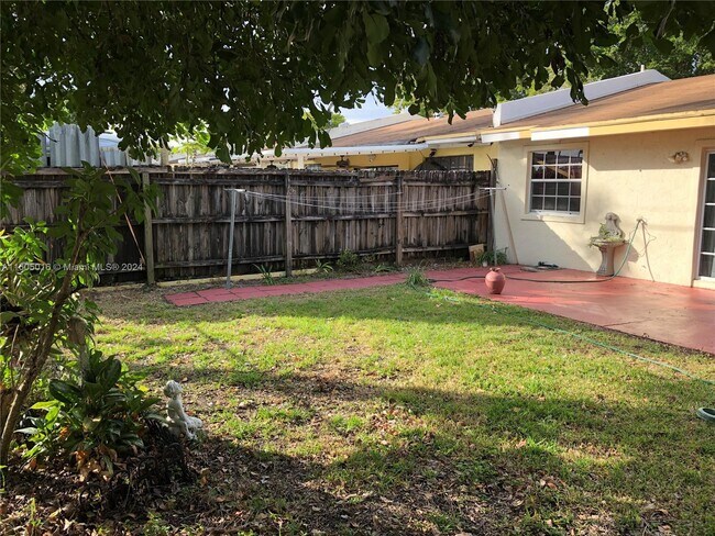 Foto del edificio - 7702 Pembroke Rd