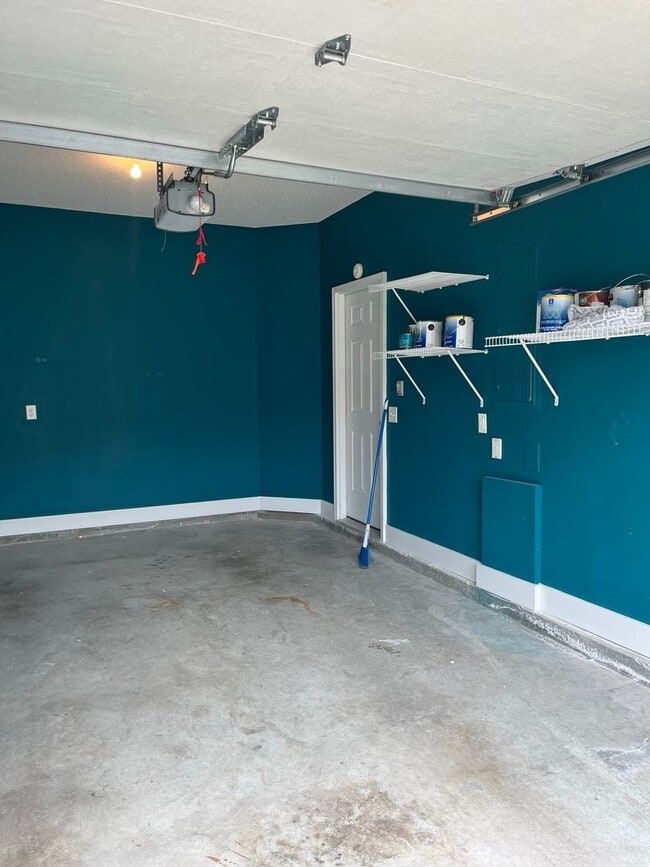 Building Photo - Available now! Spacious 3-bedroom, 2.5 bath townhome in Georgetown