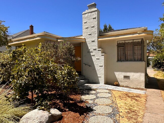 Building Photo - Rare Land Park Home Available Now!