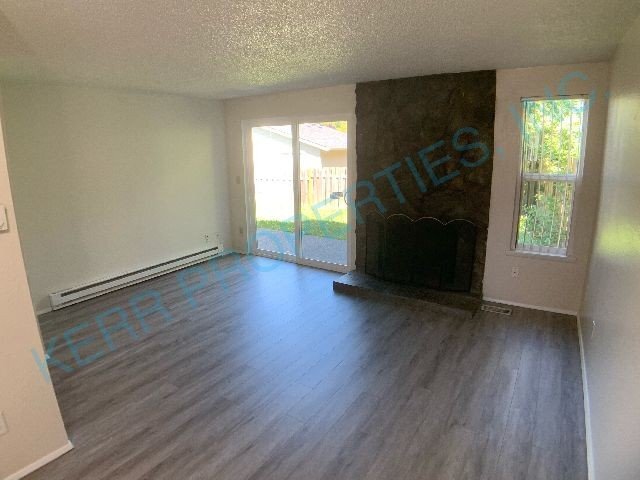 Building Photo - Charming Troutdale 3-Bedroom Multiplex wit...