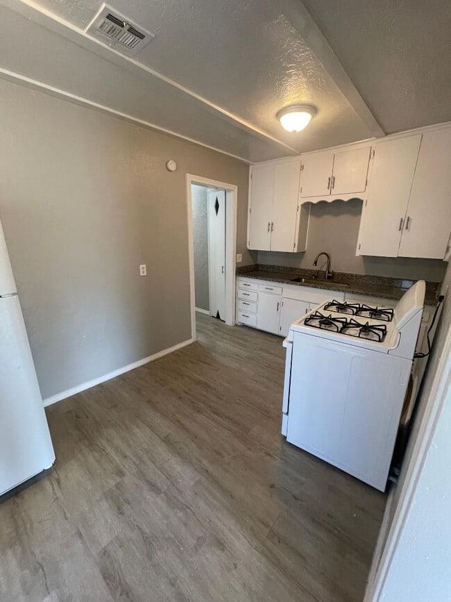 Photo - 1 Bed 1 Bath Duplex For Lease House