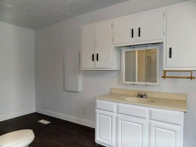 Building Photo - 4 Bedroom 1 bath