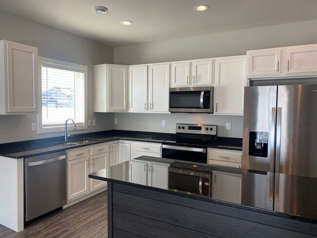 Building Photo - 3 BEDROOM/2 BATHROOM (1,397 sq feet) ~ New...