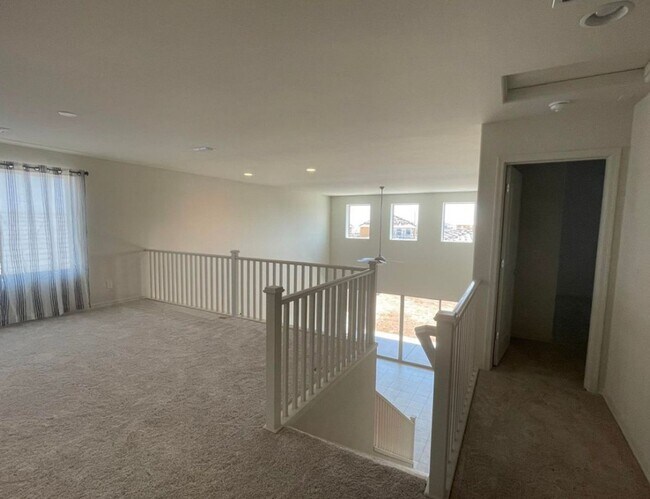 Foto del edificio - LARGE 4 BEDROOM IN LITCHFIELD PARK