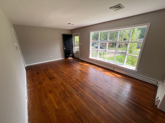 Foto del edificio - Very Spacious 3 bdrm/1 bth House Located i...