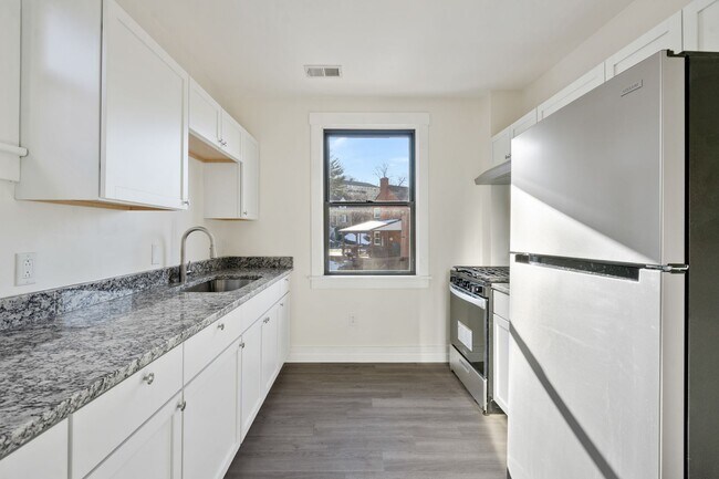 Foto del edificio - 111 Kaplan Ave