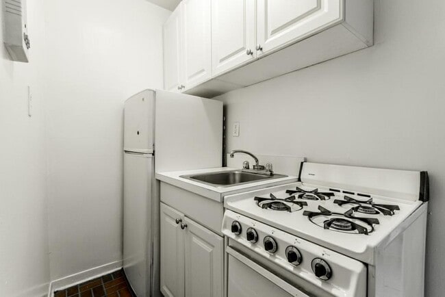 Building Photo - 219 E 76th St