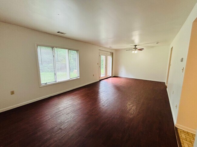 Building Photo - 3 Bedroom 2.5 Bath Townhouse