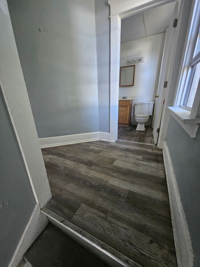 Foto del edificio - Upper 2 bedroom east lake road