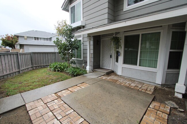 Foto del edificio - Two-Story 2-Bedroom Condo in North San Ber...