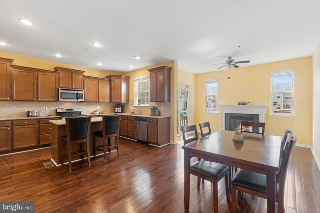 Building Photo - 839 Oriole Ave