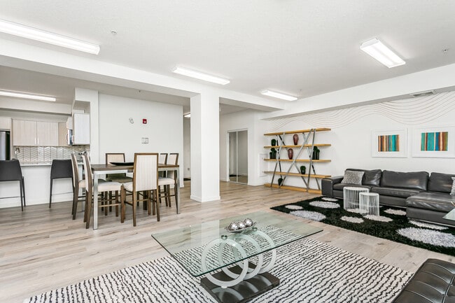 Building Photo - Solis Giroux