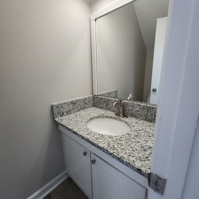 Building Photo - 2 Bedroom Townhouse Apartment FOR RENT in ...