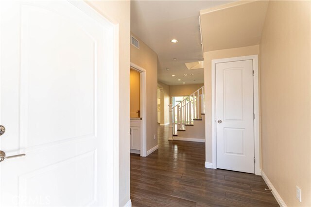 Building Photo - 9246 Cedros Ave