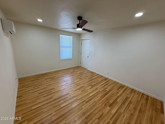 Foto del edificio - 860 E 13th St