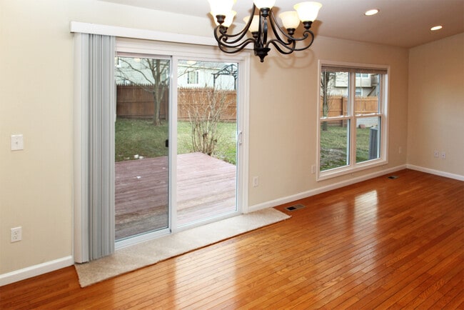 Building Photo - Gorgeous 4br/3.5ba SFH in convenient Herndon