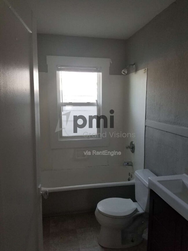 Building Photo - 698 S Stone St