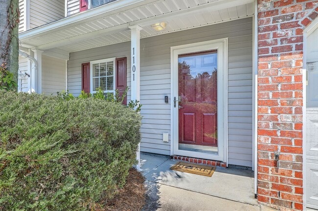 Building Photo - Charming 3-Bedroom Townhome in Summer Wood...