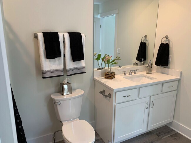 Foto del edificio - Beautiful 3BR/2.5 Bath Townouse with 2 Car...