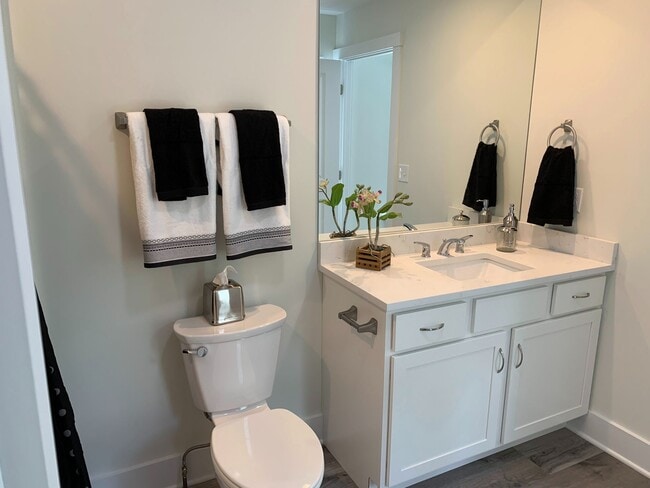 Building Photo - Lovely 3BR/2.5 Bath Townhouse with 2 Car G...