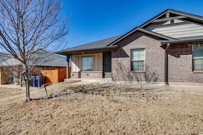 Building Photo - 405 Vail Cir