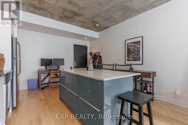 Photo du bâtiment - 650 King St W