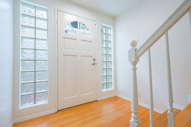 Building Photo - SPACIOUS, TRI-LEVEL, 3BR3.5BA HOME W/ ROOF...