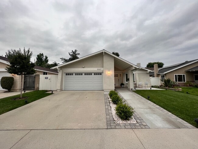 Building Photo - COMING SOON! Single Story 3 Bedroom Home f...
