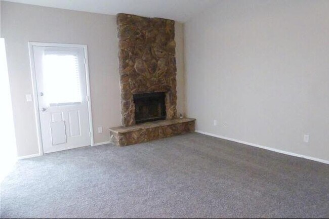 Building Photo - 1654 Justin Cir