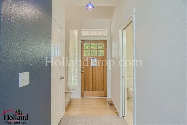 Foto del edificio - Beautiful 3-Bedroom Home with High Ceiling...