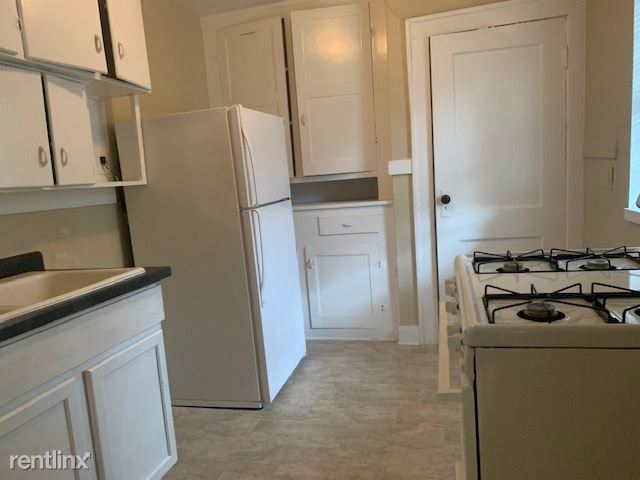 Primary Photo - Studio, 1 bath Triplex - 829 S 27th St