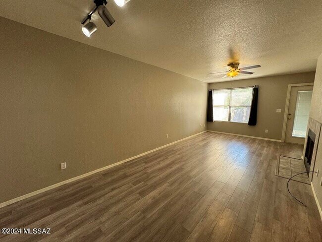 Building Photo - 5800 N Kolb Rd