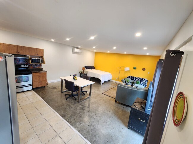 Bachelor Unit - 868 Broadview Av