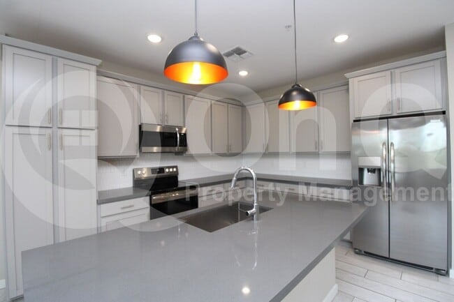 Foto del edificio - 155 N Lakeview Blvd