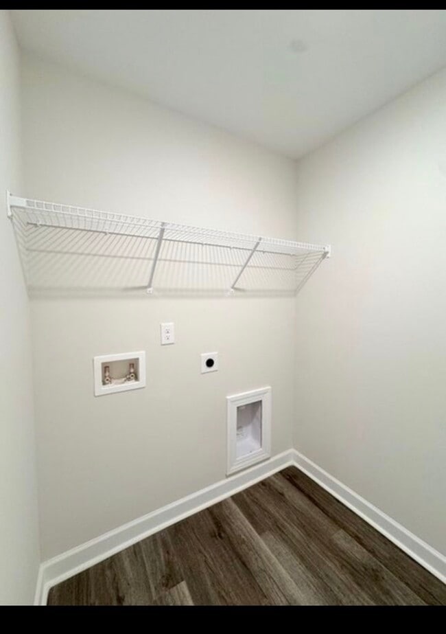 Foto del edificio - 1728 Windsor Hill Blvd