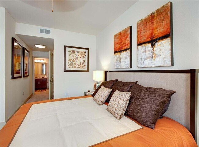 Building Photo - Sleek One Bedroom Apartment: Modern City R...