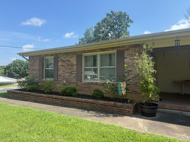 Building Photo - 1121 Woodside Dr