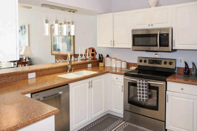Building Photo - ***BERKSHIRE LAKES***NEW REMODELED MASTER ...