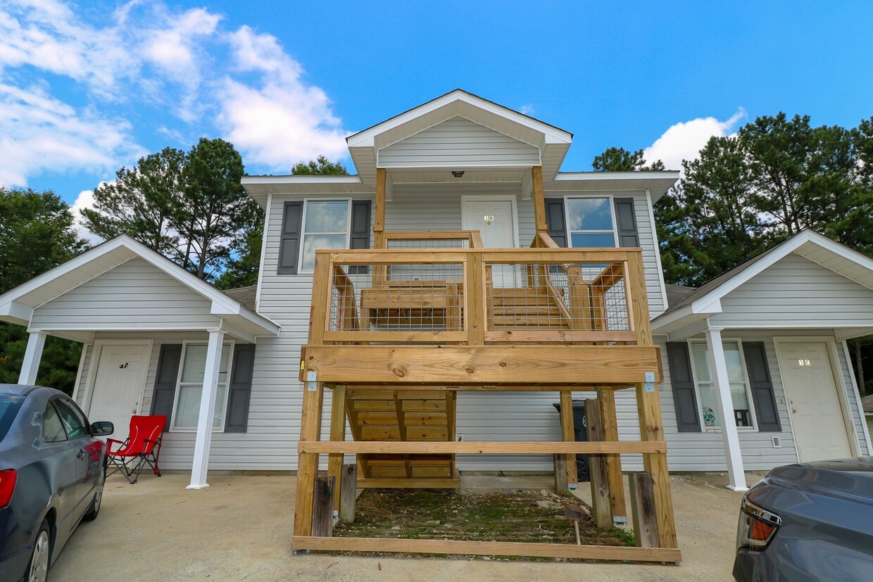 Primary Photo - Lincoln Tri-Plex Upstairs Unit