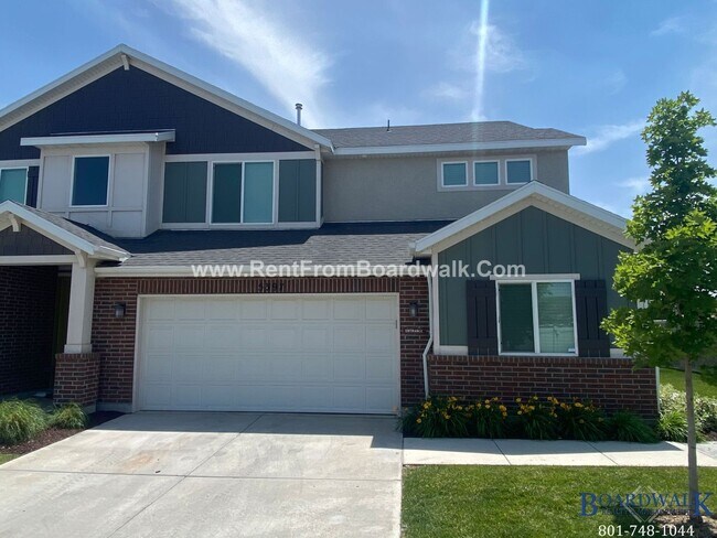 Building Photo - Amazing 4 Bed 3 Bath End Unit Townhome Wit...
