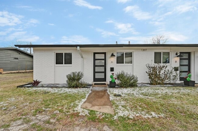 Foto del edificio - 1307 Falcon Cove