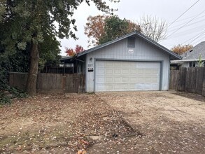 Building Photo - 207 Flora St