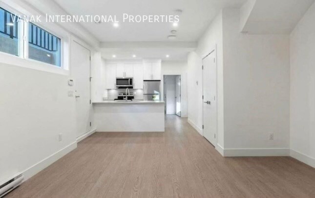 Photo du bâtiment - Two Bedroom Basement Suite Chesterfield Ave