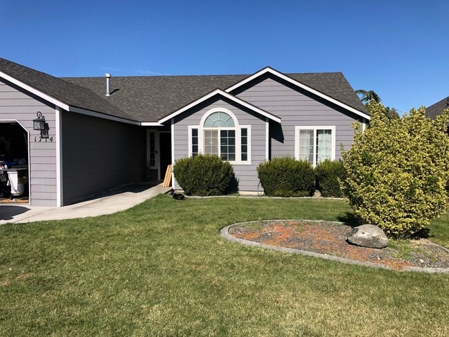Building Photo - Beautiful Pheasant Run Home With In-ground...